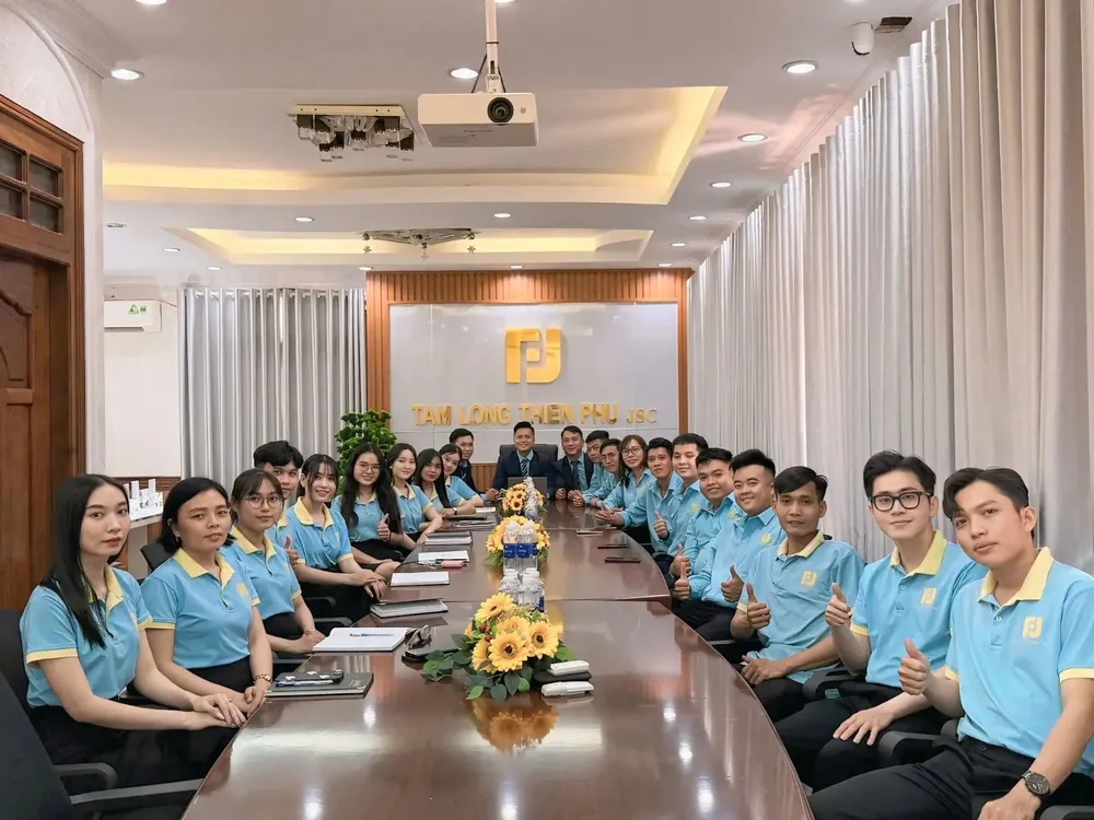 Đội ngũ Tam Long Thiên Phú trong phòng họp